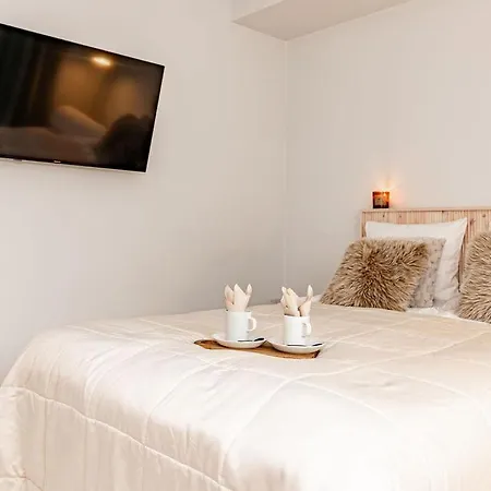 Aurora Studio, Center