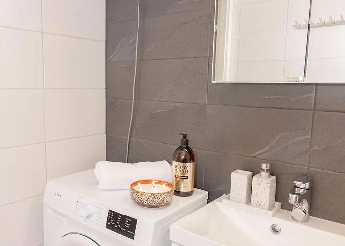 Aurora Studio, Center