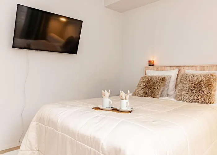 Aurora Studio, Center